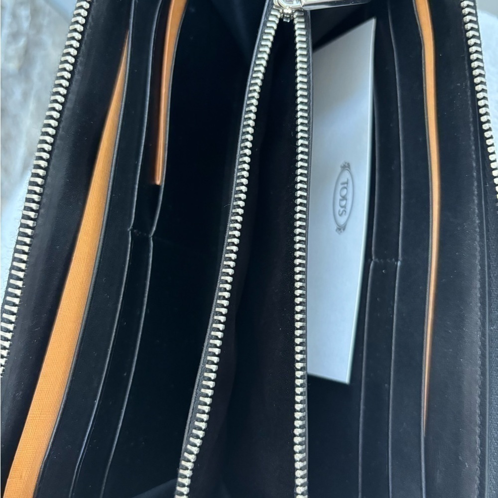 Tod’s Women’s Leather Wallet in Black , a few light scuffs but never used - Picture 3 of 8